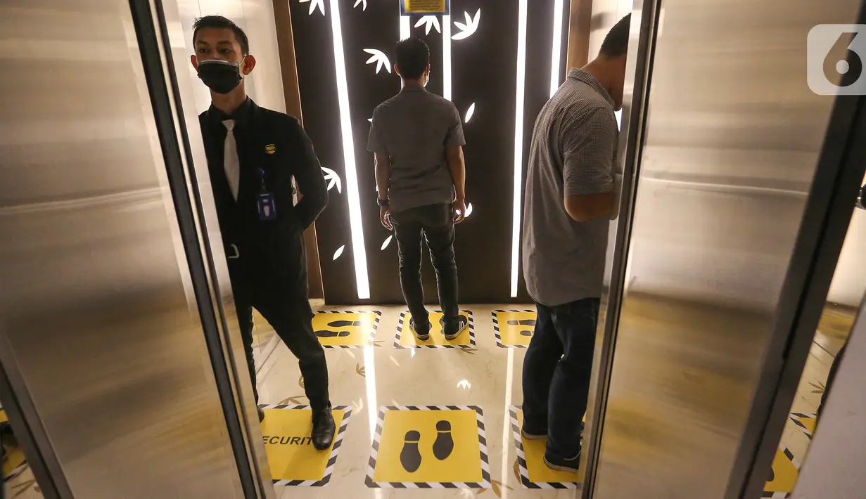 Pengunjung menggunakan lift dengan menerapkan social distancing di Lippo Mall Kemang, Jakarta, Senin (23/3/2020). Selain di area lift, social distancing juga diterapkan pada saat antrean di kasir. (Liputan6.com/Fery Pradolo)