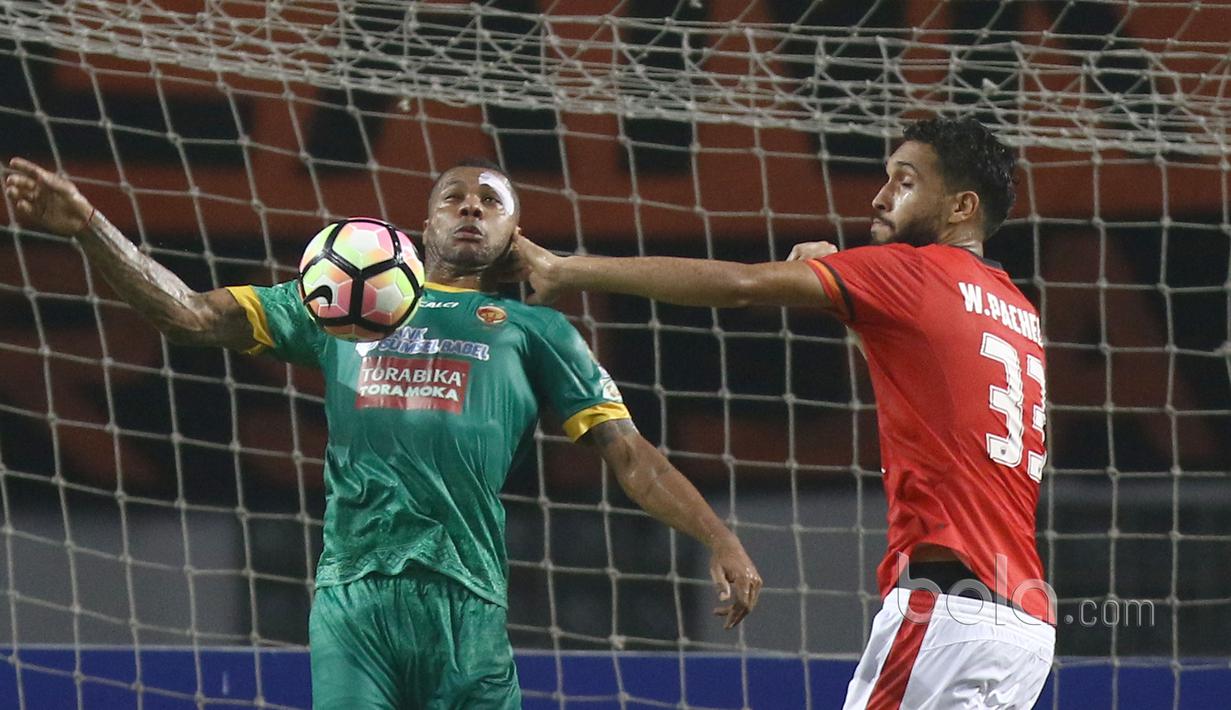 Duel pemain Persija Jakarta, Wllian Pachecho (kanan) dan Sriwijaya FC, Hilton Moreira pada laga Liga 1 2017 di Stadion Wibawa Mukti, Cikarang, Jumat (16/6/2017). Persija menang 1-0. (Bola.com/Nicklas Hanoatubun)