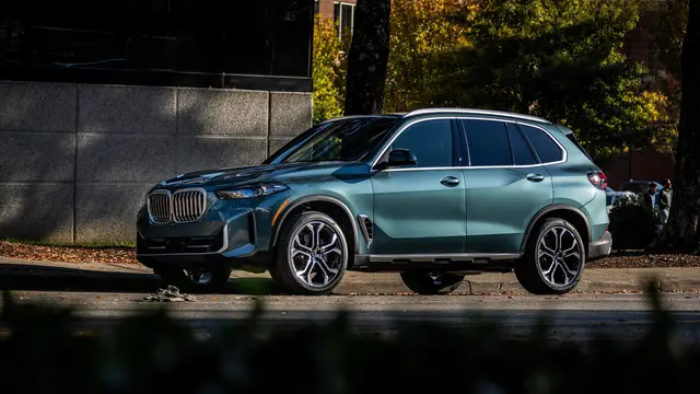 Segel kaca depan yang tidak rapat membuat air merembes ke komponen listrik, hingga berisiko korsleting dan Kebakaran (BMW)