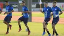 Pemain Timnas Parguay melakukan peregangan selama sesi latihan di Ypane, Paraguay, Selasa (9/11/2021). Paraguay akan bertanding melawan Chile pada kualifikasi Piala Dunia di Asunsi. (AP Photo/Jorge Saenz)