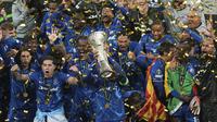 Pemain Chelsea mengangkat trofi juara UEFA Conference League 2024/2025 setelah menang 4-1 atas Real Betis pada laga final yang digelar Kamis (29/5/2025) dini hari WIB. (AP Photo/Darko Vojinovic)