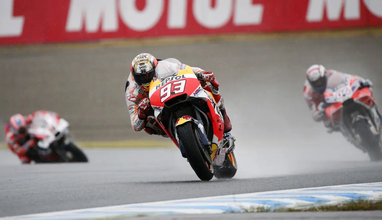 Pebalap Repsol Honda, Marc Marquez, saat balapan MotoGP Jepang di Sirkuit Motegi, Minggu (15/10/2017). Andrea Dovizoso menyelesaikan balapan dengan catatan waktu 47 menit 14,236 detik. (AP/Shizuo Kambayashi)