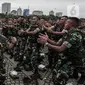 Kepala Staf Angkatan Darat (KSAD) Jenderal TNI Dudung Abdurachman (tengah) menyapa pasukan saat memimpin Apel Gelar Kesiapsiagaan TNI Angkatan Darat di Lapangan Monumen Nasional (Monas), Jakarta Pusat, Rabu (26/10/2022). Dalam apel tersebut KSAD menekankan enam hal yang harus menjadi perhatian khusus TNI AD. (Liputan6.com/Johan Tallo)