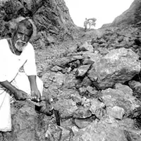 Ketika "demi cinta, gunung pun akan kubelah" banyak dijadikan bualan, Dashrat Manjhi benar-benar melakukannya. (Foto: indiatimes.com)