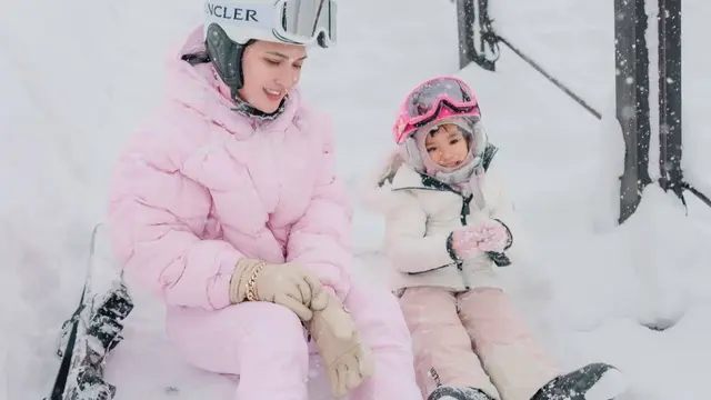 Potret seru Shandy Aulia main salju bareng Claire di Jepang. (credit: instagram.com/shandyaulia/missclaireherbowo)