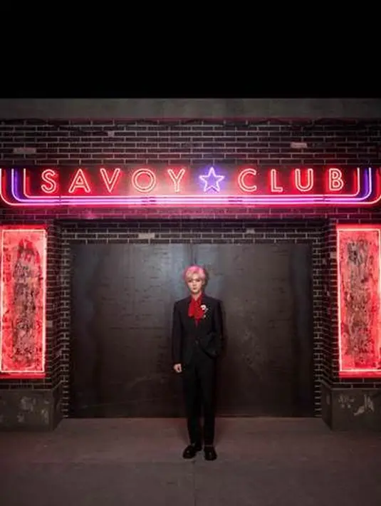 Lu Han mengenakan setelan kerah dua kancing wol hitam Gucci dipadukan dengan kemeja georgette satin sutra merah berpita. Sepatu kulit hitam dengan Horsebit memberi kesan classy pada penampilannya (Foto: Gucci)
