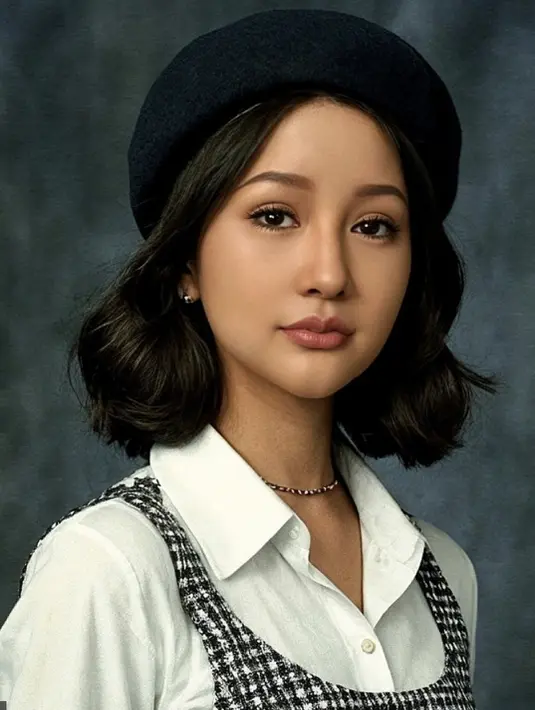 Lucinta Luna juga tampil menggemaskan dengan topi dan makeup nude. Wajah awet mudanya begitu memesona. [Foto: Instagram/ Lucinta Luna]