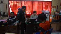 Polisi memeriksa tersangka pembunuhan di Pemalang, Jawa Tengah. (Foto: Liputan6.com/Polres Pemalang/Muhamad Ridlo)