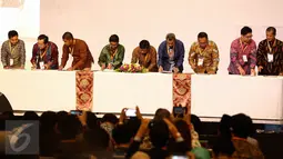 Sejumlah direksi BUMN dan swasta menandatangani nota kesepahaman pada pembukaan Indonesia Fintech Festival & Conference di Tangerang, Selasa (30/8). Fintech merupakan industri jasa keuangan berbasis teknologi digital. (Liputan6.com/Faizal Fanani)