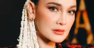 Saat premier film terbarunya, Luna Maya tampil dengan gaya rambut sanggul modern mengenakan ronce melati di rambutnya. [@snap.nuel/@claudianrh]