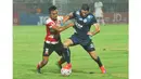 Pemain Arema Cronus, Srdan Lopicic (kanan) berusha keluar dari tekanan pemain Madura United, Asep Berlian pada laga Torabika Soccer Champions 2016 di Stadion Gelora Bangkalan, Jumat (6/5/2016) WIB. (Bola.com/Iwan Setiawan)