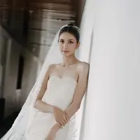 Mikha Tambayong pakai gaun pengantin milik mendiang mama yang dipoles Jeffry Tan [@thebridestory]
