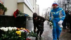 Warga meletakkan karangan bunga untuk mengenang korban dari pesawat militer Rusia Tupolev Tu-154 yang jatuh di Laut Hitam, Rusia, Minggu (25/12). Diperkirakan sebanyak 91 orang belum diketahui nasibnya. (REUTERS / Sergei Karpukhin)