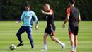Pelatih Arsenal, Mikel Arteta, memimpin sesi latihan jelang laga melawan PSG pada laga semifinal Liga Champions. (Adam Davy/PA via AP)
