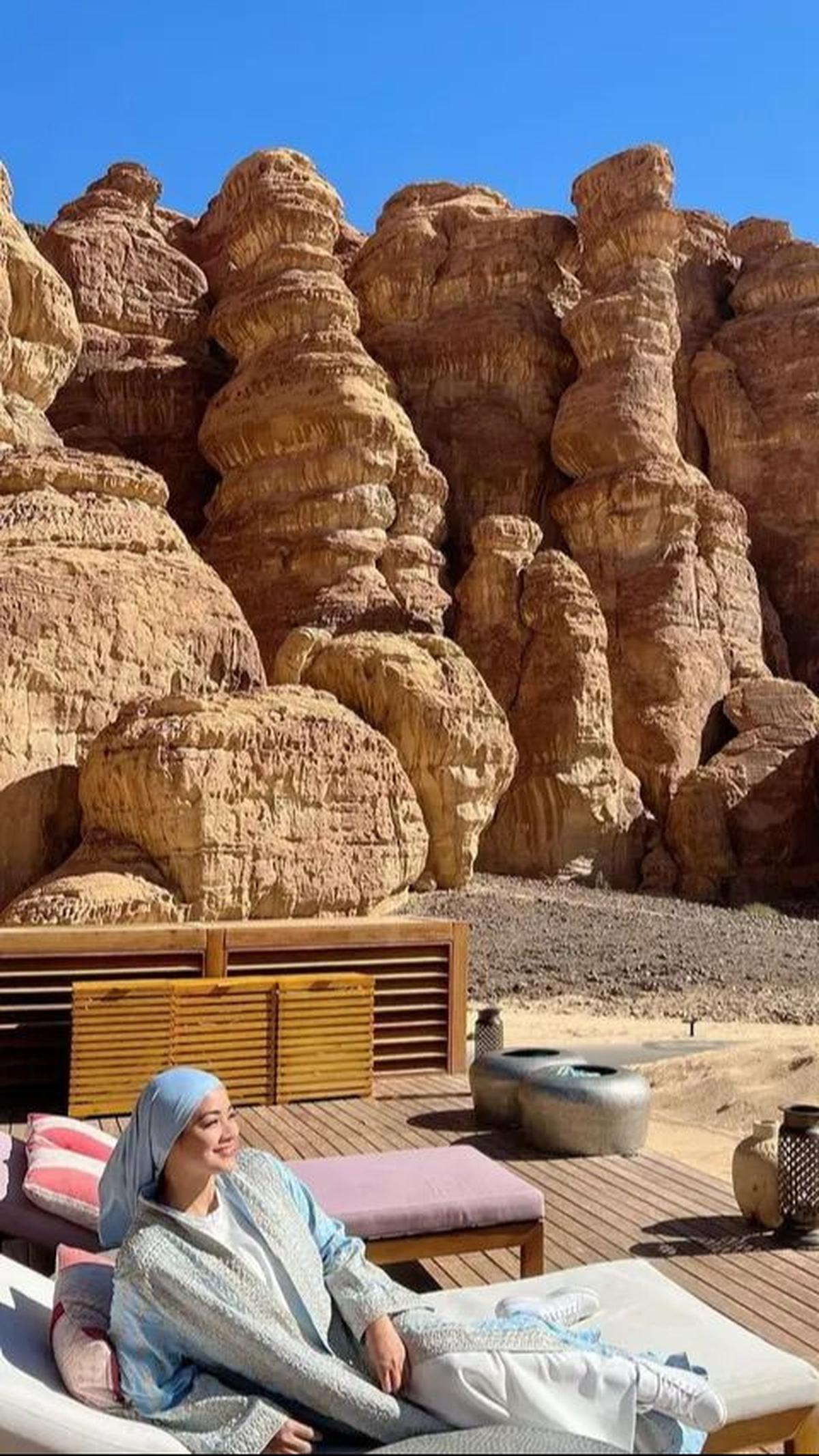 7. Titi Kamal membagikan keindahan alam Al Ula dengan latar bukit berbatu yang memesona.
