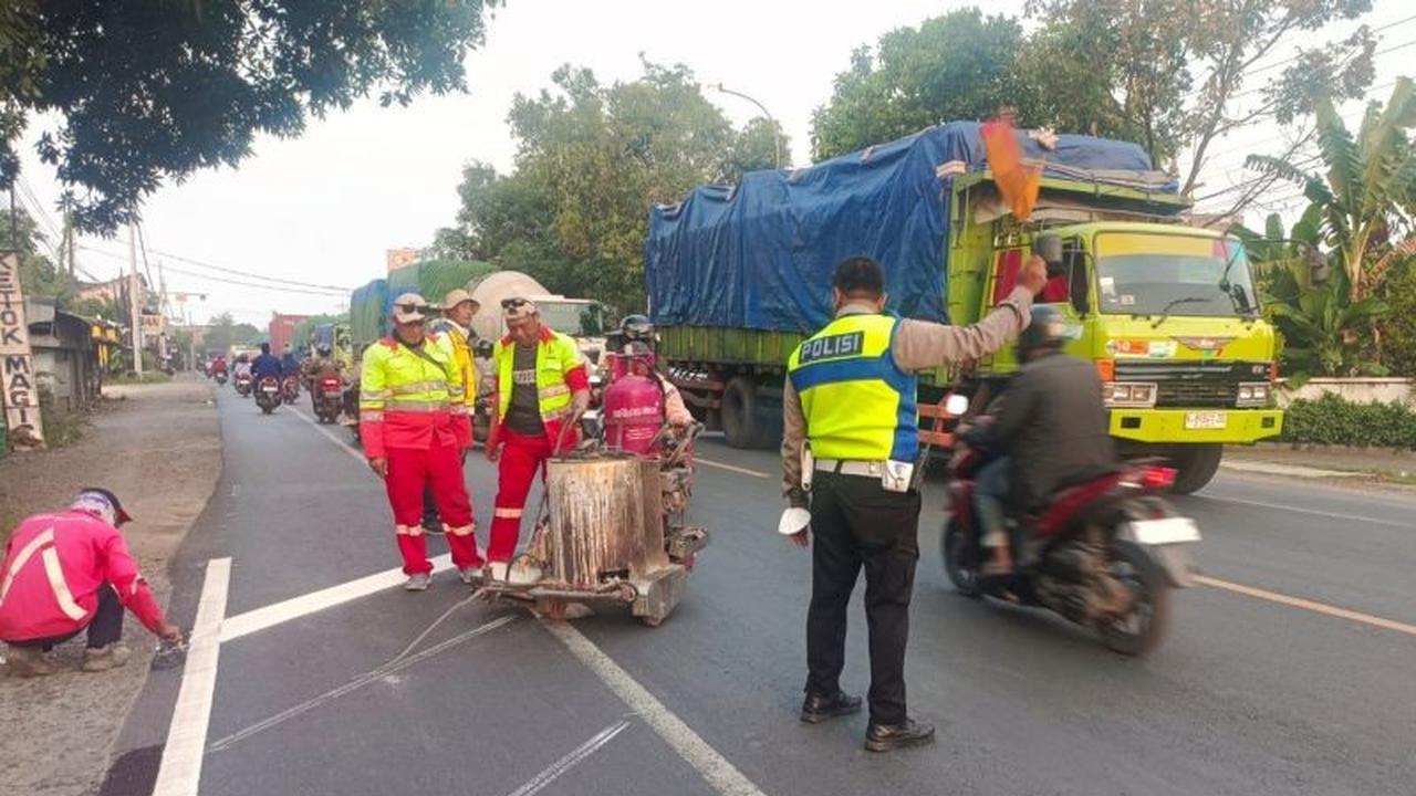 Tahukah Anda Fungsi Pita Kejut? Satlantas Polres Kudus Pasang di Titik Rawan Kecelakaan Demi Keselamatan Pengendara