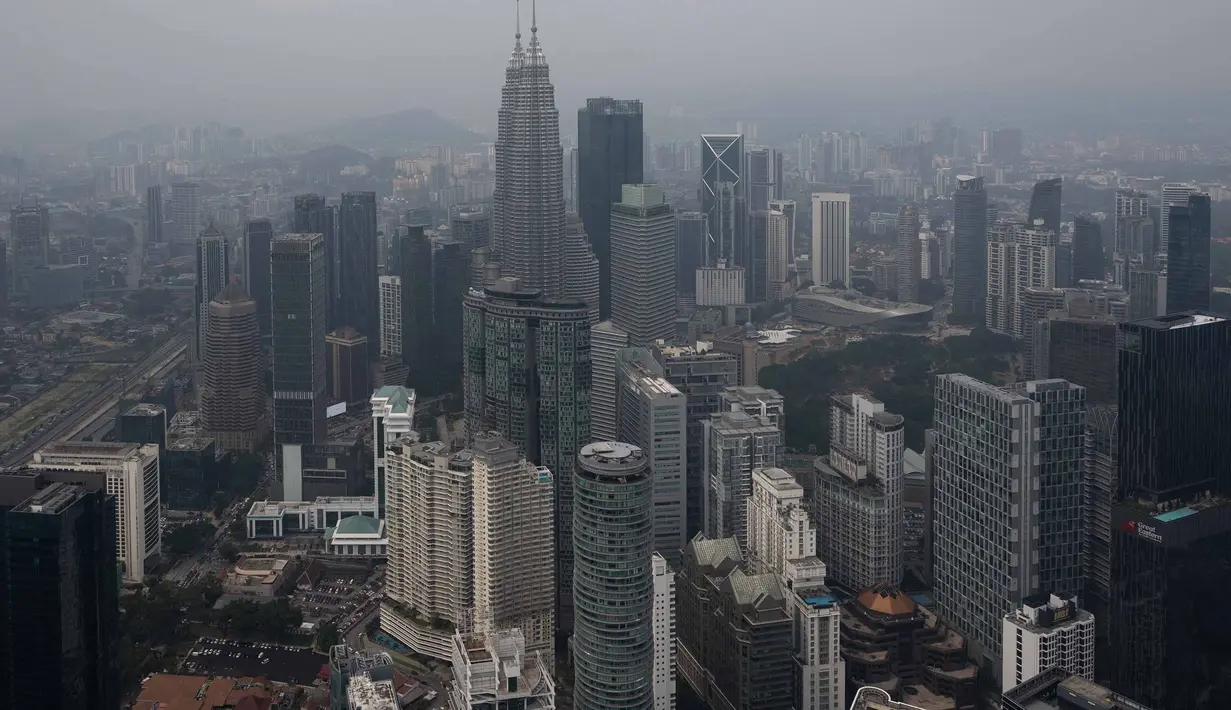 Gedung-gedung komersial tampak diselimuti kabut asap di Kuala Lumpur, Selasa, 11 Agustus 2026/ (AFP/ Mohd Rasfan).