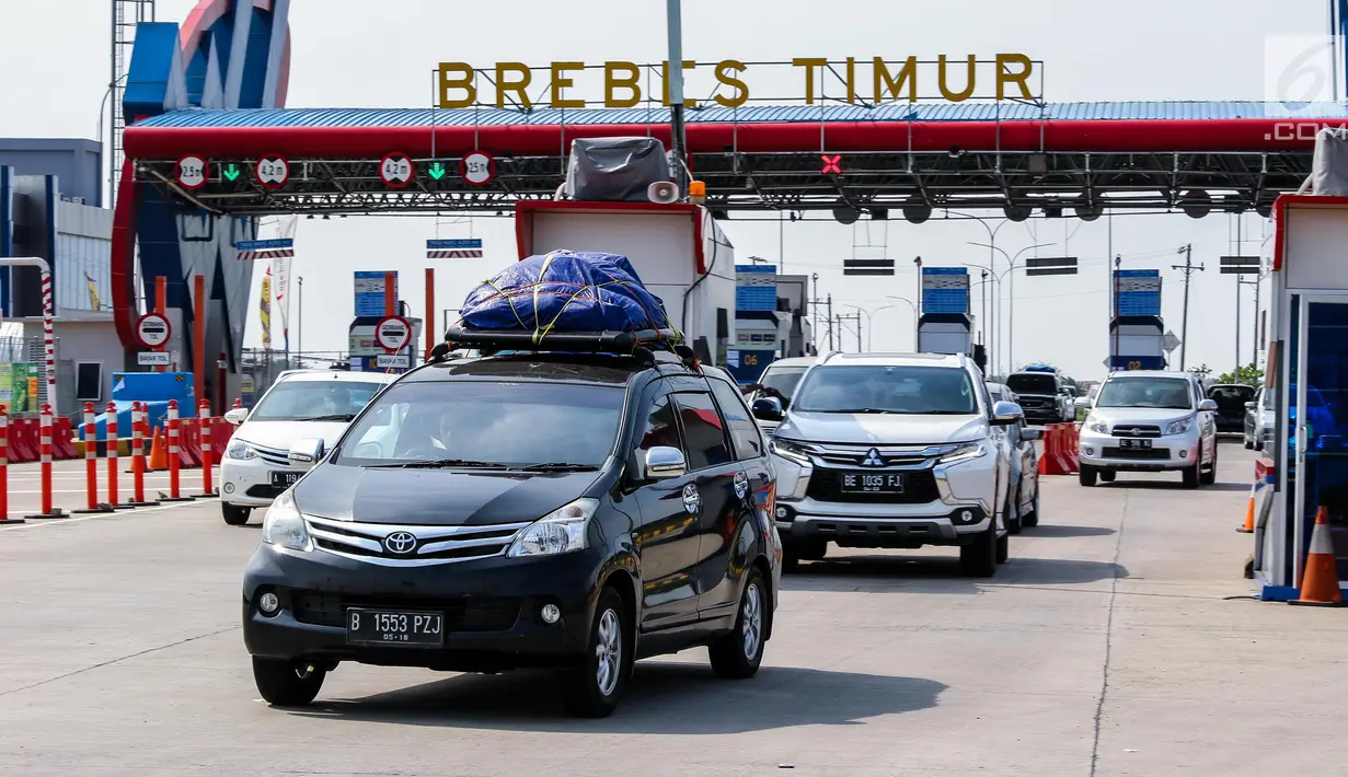 Kendaraan roda empat melintasi jalan menuju gerbang utama tol Brebes Timur, Jawa Tengah, Sabtu (1/7). Memasuki H+6, kendaraan arus balik yang melewati jalan tol Brebes Timur-Palimanan menuju Jakarta terpantau meningkat. (Liputan6.com/Faizal Fanani)