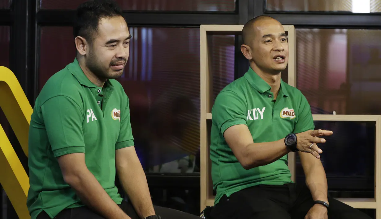 Mantan pemain Timnas Indonesia, Kurniawan Dwi Yulianto dan Ponaryo Astaman saat mengunjungi kantor Bola.com di Jakarta, Kamis (28/2). Kunjungan tersebut dalam rangka sosialisasi acara MILO Football Championship 2019. (Bola.com/M Iqbal Ichsan)