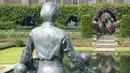 Anggota masyarakat melihat patung Dianam di Taman Sunken di Istana Kensington, London, Jumat (2/7/2021). Peresmian patung ini menandai ulang tahun ke-60 tahun Putri Diana.  (Jonathan Brady/Pool Photo via AP)