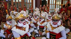 Para penari menunggu giliran untuk menampilkan tarian Yosakoi saat kegiatan Festival Remo-Yosakoi di Surabay, Minggu, 12 Juli 2026. (AFP/ Juni Kriswanto)