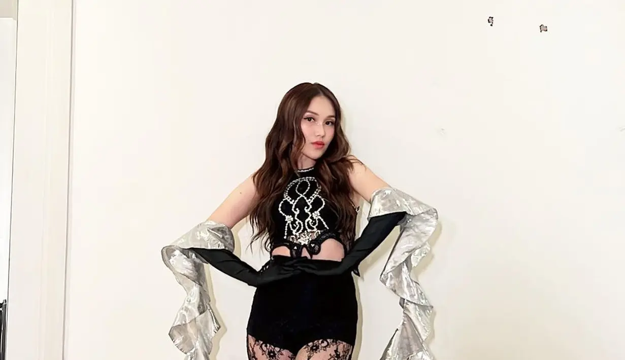 Hal tersebut terlihat lewat momen manggung Ayu Ting Ting yang terbaru. Pemilik nama lengkap Ayu Rosmalina ini sengaja mengenakan pakaian ala girlband Korea yang nyentrik. Meski dengan pede menampakkan perut, penampilan Ayu membawakan lagu dangdut dipuji netizen. (Liputan6.com/IG/ayutingting92)
