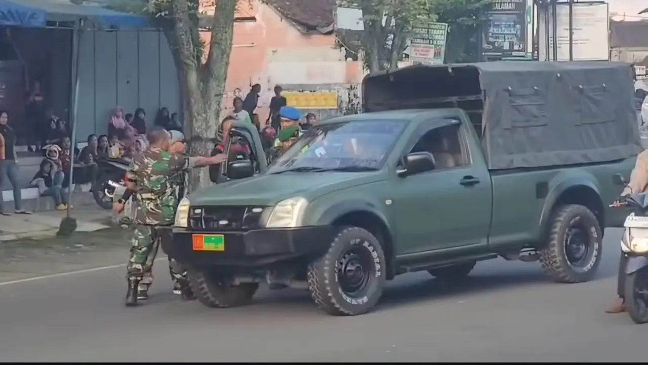 Mobil yang dikendarai pasukan Yonif 412 Purworejo ditendang anggota ormas