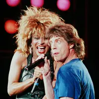 Tina Turner dan Mick Jagger pada 1995. (AP-Photo/Amy Sancetta, File)