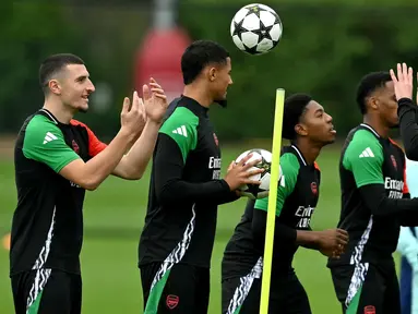 Gelandang Arsenal, Declan Rice (kanan) saat sesi latihan di pusat Pelatihan Arsenal di Shenley, Hertfordshire, Inggris, pada 30 September 2024. (Glyn KIRK/AFP)