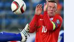 Striker Inggris, Wayne Rooney, melindungi diri dari kaki pemain San Marino dalam Kualifikasi Piala Eropa 2016 di Stadion Olimpiade, Serravalle, San Marino, (5/9/2015). (Reuters/Alberto Lingria)