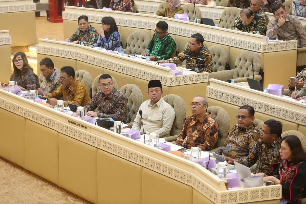 Menteri ATR Nusron Wahid rapat dengan Komisi II DPR terkait pagar laut