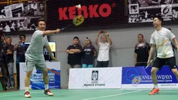 Menpora Imam Nahrawi (kiri) berpasangan dengan Kevin Sanjaya pada laga eksebisi melawan Candra Wijaya/Ricky Subagja di Candra Wijaya Internasional Badminton Centre, Tangerang Banten, Selasa (19/12). (Liputan6.com/Helmi Fithriansyah)
