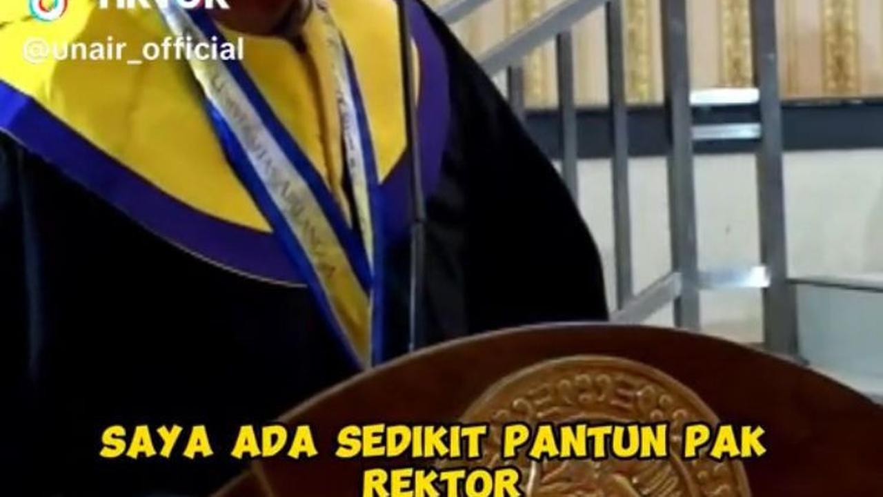 Naik ke mimbar untuk menyampaikan sepatah dua patah kata, wisudawan bernama Rafi ini pun memulainya dengan pantun.<br><br>"Saya ada sedikit pantun Pak Rektor," ucapnya.
