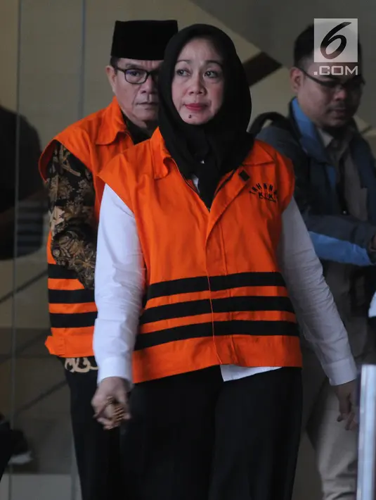 Tersangka Bupati Bengkulu Selatan Dirwan Mahmud (tengah) bersama Istri Muda, Hendrati dan Kasi Dinkes Bengkulu Selatan, Nursilawati yang juga keponakan Dirwan usai menandatangani berkas P21 di gedung KPK, Jakarta, Selasa (28/8). (merdeka.com/dwi narwoko)
