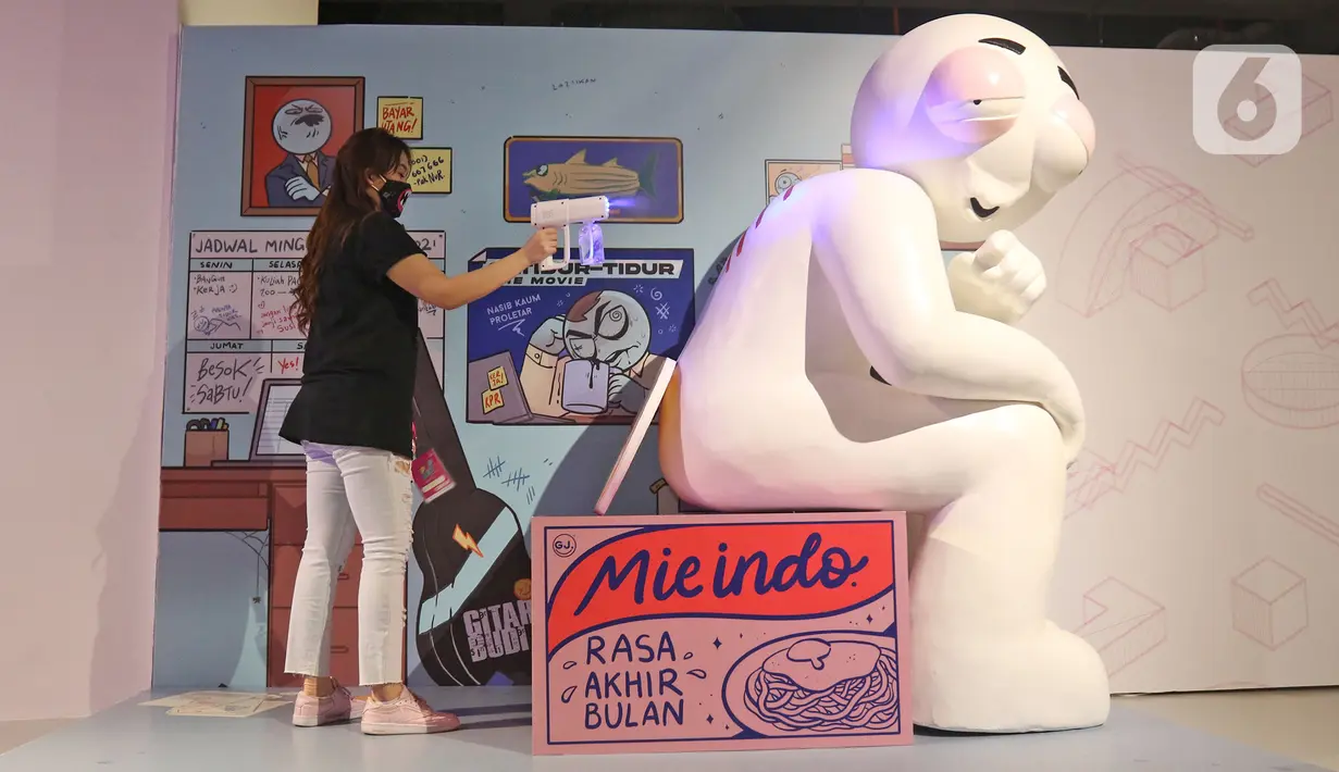 Petugas menyeprotkan disinfektan di area pameran PopArt Jakarta di Mal Astha District 8, Selasa (7/12/2021). Pameran bertema "Celebration of Art and Creative Intellectual Property" ini menampilkan sejumlah karya terpilih dari kreator kekayaan intelektual Indonesia. (Liputan6.com/Herman Zakharia)