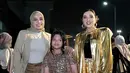Sesuai dresscode pemilik tiket VVIP, Ashanty dan anak-anak tampil kompak kenakan outfit gold. [@queenarsy]