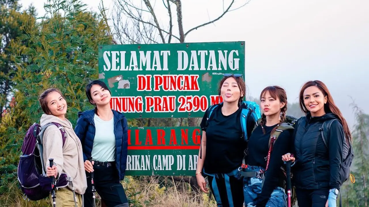 Bersama DJ Yasmine, Ini 7 Potret Seru Wendy Walters Mendaki Gunung Prau