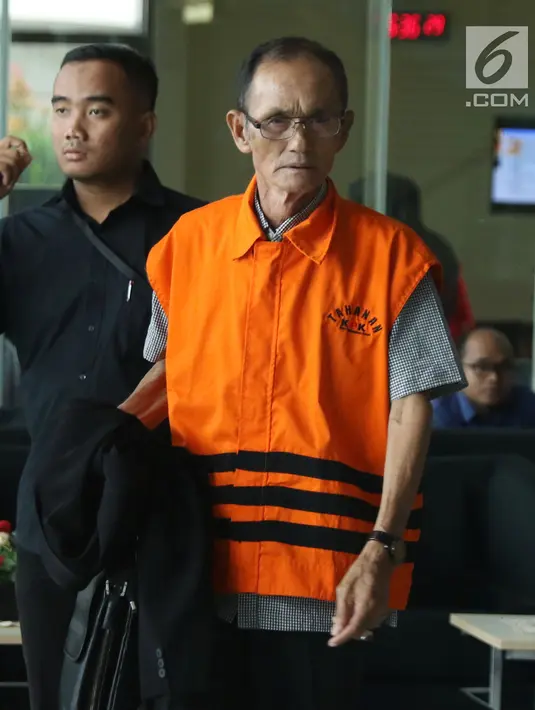 Mantan anggota DPRD Sumut 2009-2014, Elezaro Duha bersiap keluar gedung KPKusai menjalani pemeriksaan, Jakarta, Selasa (7/8). Elezaro Duha, tersangka penerima suap persetujuan LPJ Pemprov Sumut TA 2012-2014. (Liputan6.com/Helmi Fithriansyah)