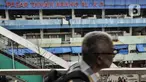 Pengunjung melintas di depan Blok G Pasar Tanah Abang, Jakarta, Rabu (30/11/2022). Pasar Blok G Tanah Abang yang diresmikan pada 2013 lalu oleh Presiden Joko Widodo saat menjabat sebagai Gubernur DKI Jakarta itu kini kondisinya sangat memprihatinkan dan sepi pengunjung. (merdeka.com/Iqbal S. Nugroho)