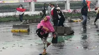 Viral Ibu Berkurudung Pink di Tengah Demo Ricuh Depan DPR (Foto: Arie Basuki/Liputan6.com)