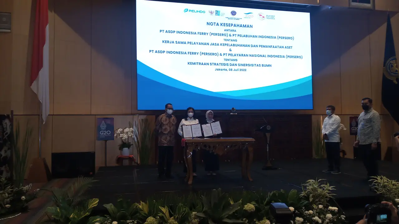 Penandatanganan MoU PT ASDP Indonesia Ferry, PT Pelindo, dan PT Pelni mengenai pelayanan jasa kepelabuhanan dan pemanfaatan aset, disaksikan oleh Menteri Perhubungan (Menhub) Budi Karya Sumadi.