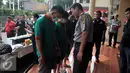 Kapolres Jakarta Barat Komisaris Besar Pol Rudy Heriyanto Adi Nugroho berbincang dengan tersangka saat rilis barang bukti shabu di Jakarta Barat, Jumat (24/6). (Liputan6.com/Johan Tallo)