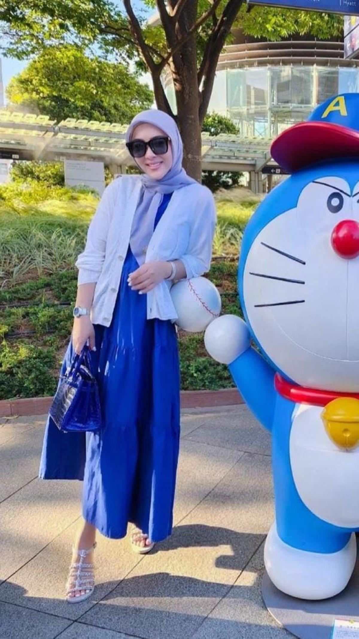 Syahrini juga selalu tampil dengan gaya yang senada.
Seperti saat berfoto dengan patung Doraemon, Ia tampak mengenakan baju dan membawa tas Hermes warna biru serta kacamata berwarna hitam.