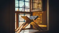 Al-Quran di dalam masjid. (dok. Unsplash.com/Anis Coquelet)