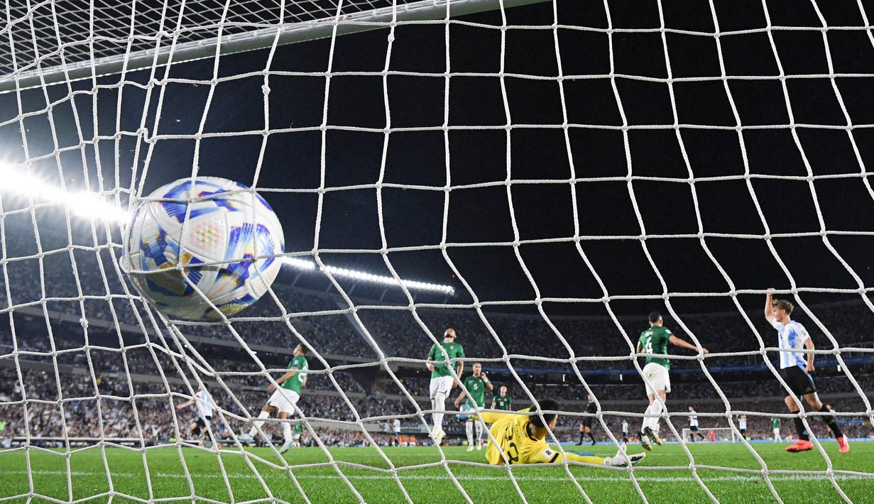 Hasil ini membuat Argentina masih bertengger di posisi teratas klasemen kualifikasi Piala Dunia 2026 zona CONMEBOL. Dengan 22 poin, Tim Tango unggul tiga angka dari Kolombia yang menempati posisi kedua. (AFP/Luis Robayo)