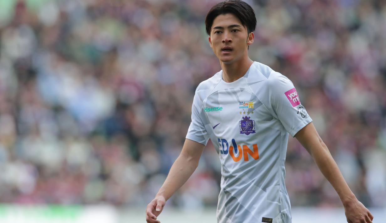 Dua setengah musim membela Sanfrecce Hiroshima di J1 League menjadi modal berharga bagi gelandang bertahan Jepang berusia 24 tahun, Takumu Kawamura untuk bertualang ke Eropa bersama RB Salzburg. Bagaimana perjalanan karier Si anak lokal Hiroshima hingga membuat RB Salzburg meminatinya? (J.LEAGUE)
