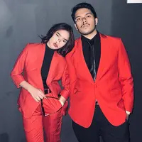 Tampil dengan kostum serasi, Fuji dan Thariq Halilintar berdandan ala The Weeknd. Kostum yang terbilang simple ini terlihat unik dengan tambahan riasan wajah luka-luka oleh Fuji. [Instagram/Fuji_an]