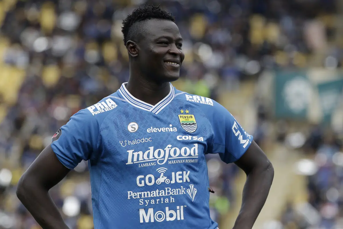 Striker Persib Bandung, Ezechiel N'Douasel, bersiap saat akan melawan TIRA Persikabo pada laga Piala Presiden 2019. (Bola.com/Yoppy Renato)