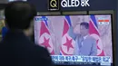 Seorang pria menonton layar TV program berita tentang rudal Korea Utara dengan rekaman file pemimpin Korea Utara Kim Jong Un, di stasiun kereta api di Seoul, Korea Selatan, Jumat (11/3/2022).  Kim Jong Un memerintahkan pejabatnya memperluas fasilitas peluncuran satelit. (AP Photo/Lee Jin-man)