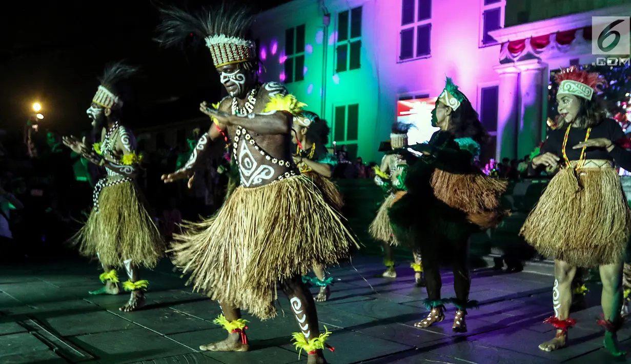 Masyarakat Papua menari menghibur penonton dalam acara Papua Adalah Kita di halaman Taman Museum Fatahillah, Kota Tua Jakarta Barat, Jumat (6/9/2019). Pentas diisi dengan Tari Yospan Papua, pembacaan puisi, lagu untuk perdamaian untuk Papua dan doa bersama lintas agama. (Liputan6.com/Johan Tallo)